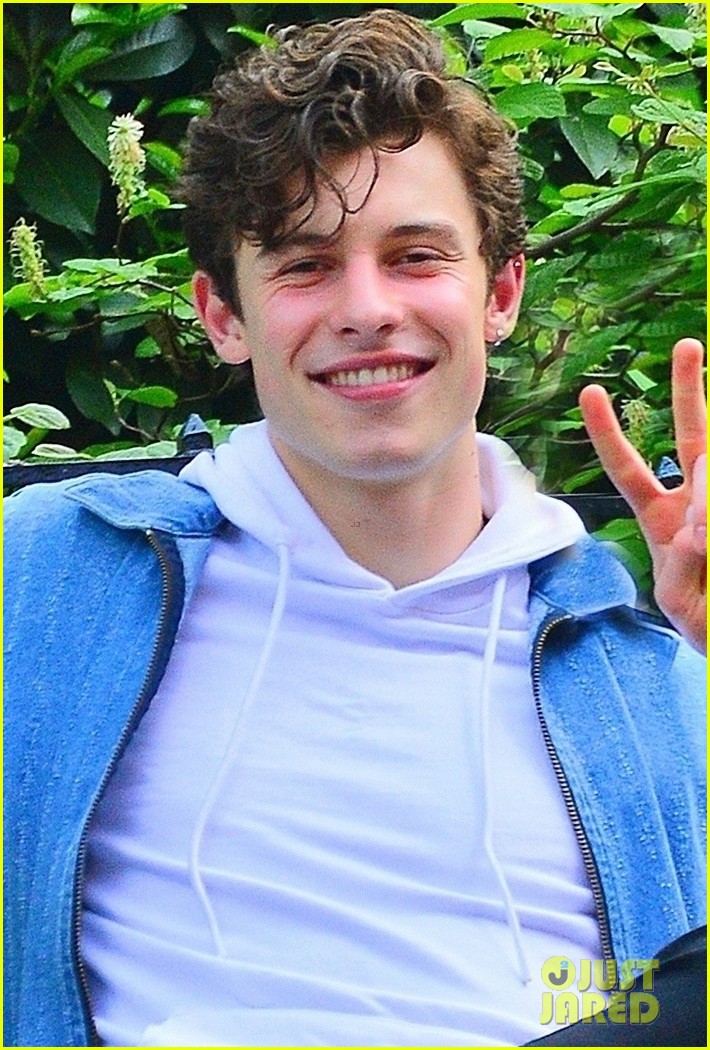 full-sized-photo-of-shawn-mendes-is-all-smiles-hanging-out-in-nyc-02