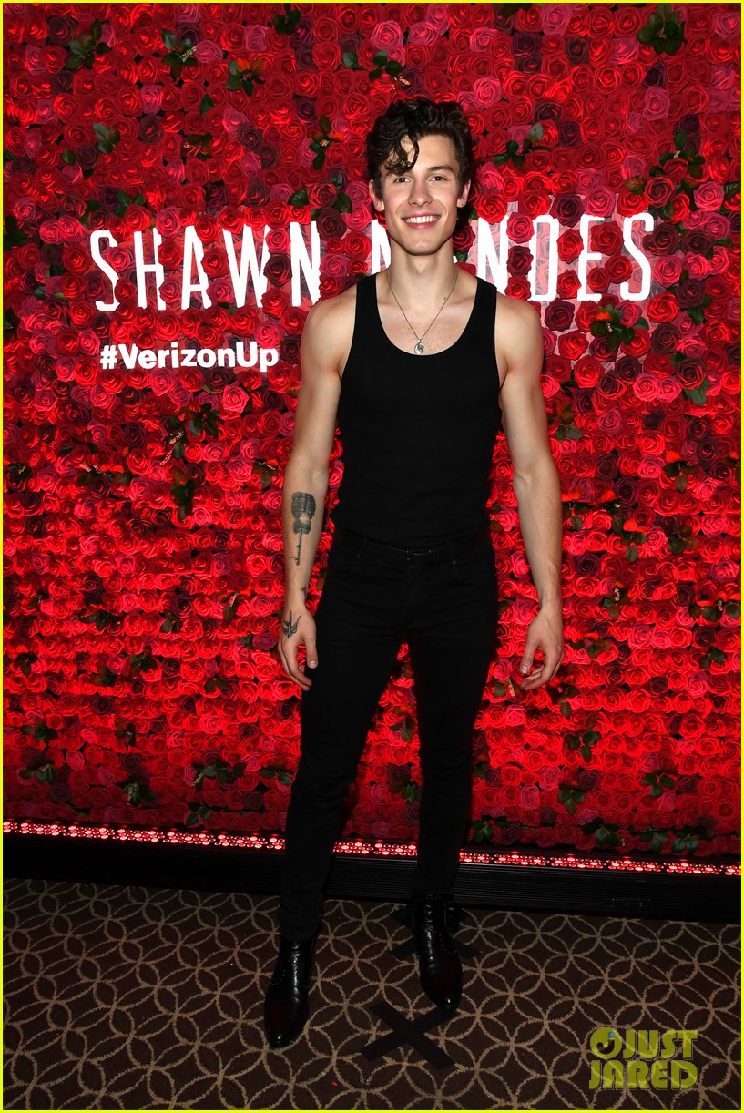 Shawn Mendes Performs Special Nyc Concert And Looks So Hot In A Tank Top