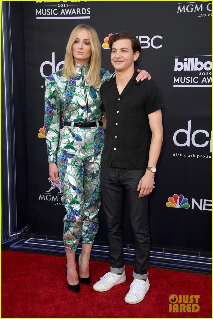 'Dark Phoenix' Stars Sophie Turner & Tye Sheridan Hit the Red Carpet