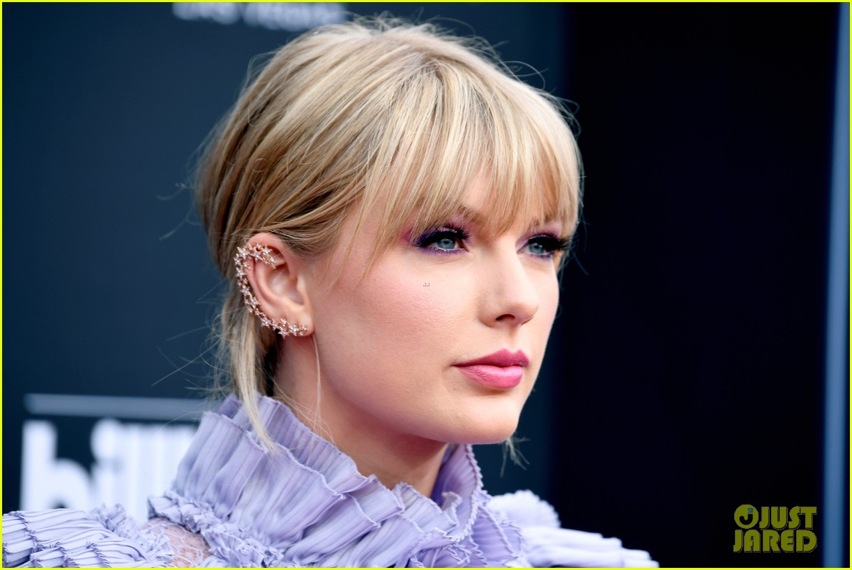 Full Sized Photo of taylor swift billboard music awards carpet 10