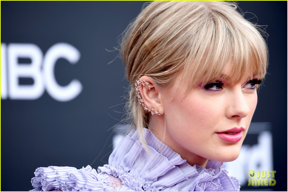 Taylor Swift Wows in Purple Dress at Billboard Music Awards 2019