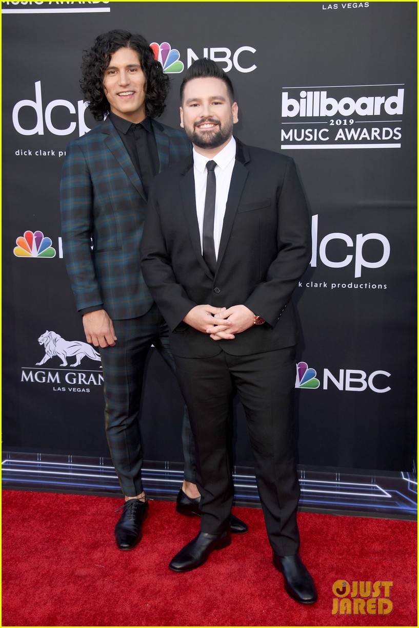 Tori Kelly Goes Bold in Golden Suit at Billboard Music Awards 2019 ...