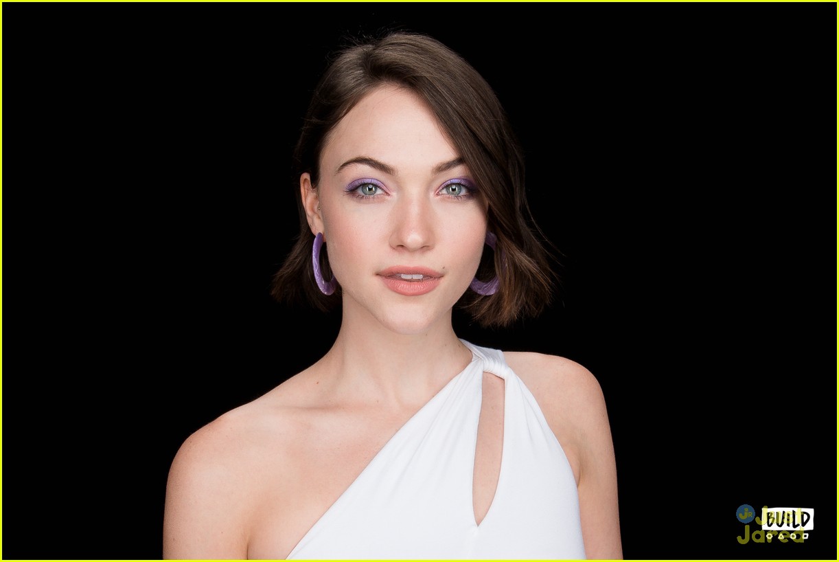 Full Sized Photo of violett beane beauty look details build 02