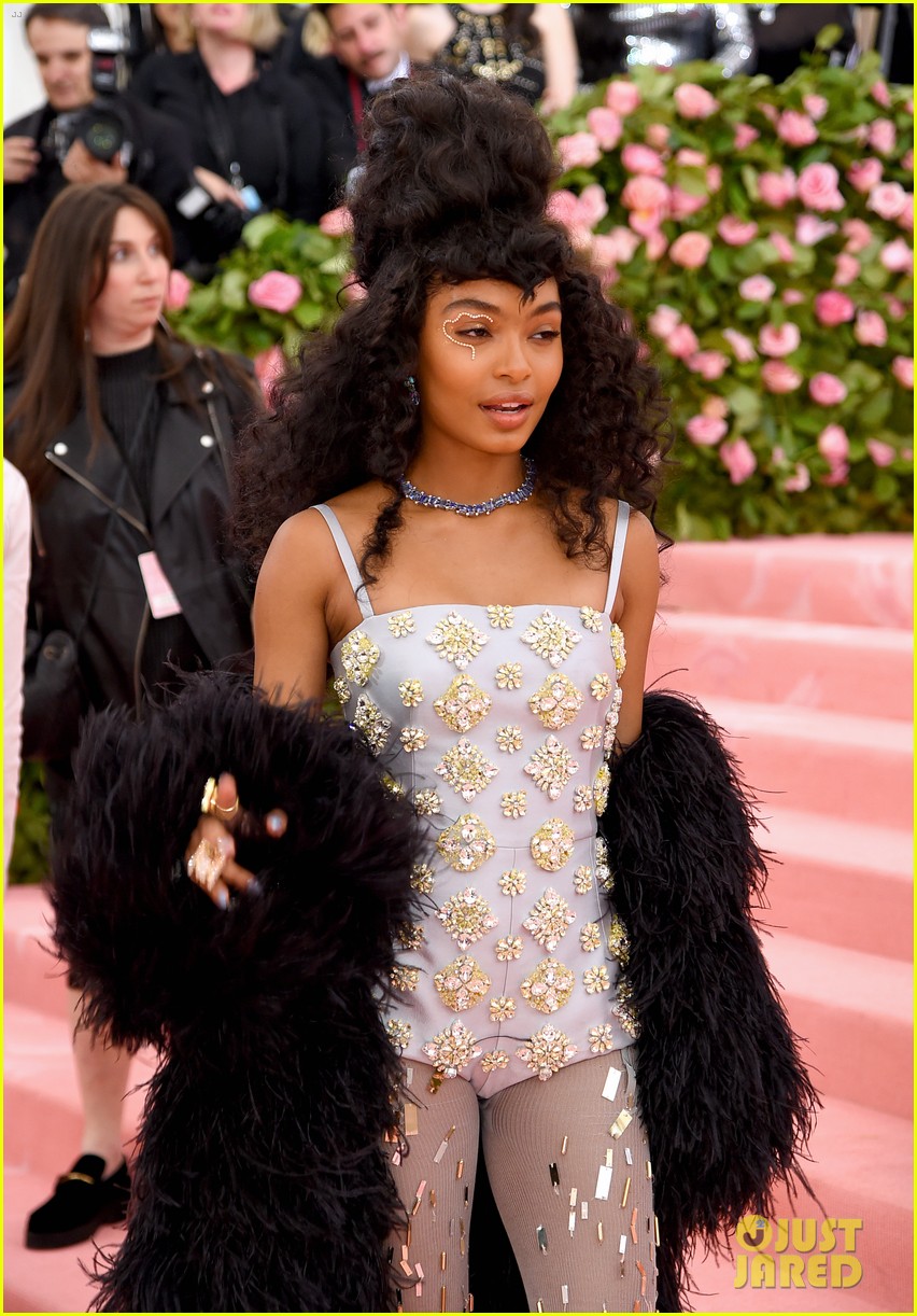 yara shahidi silver liner one eye prada met gala 08
