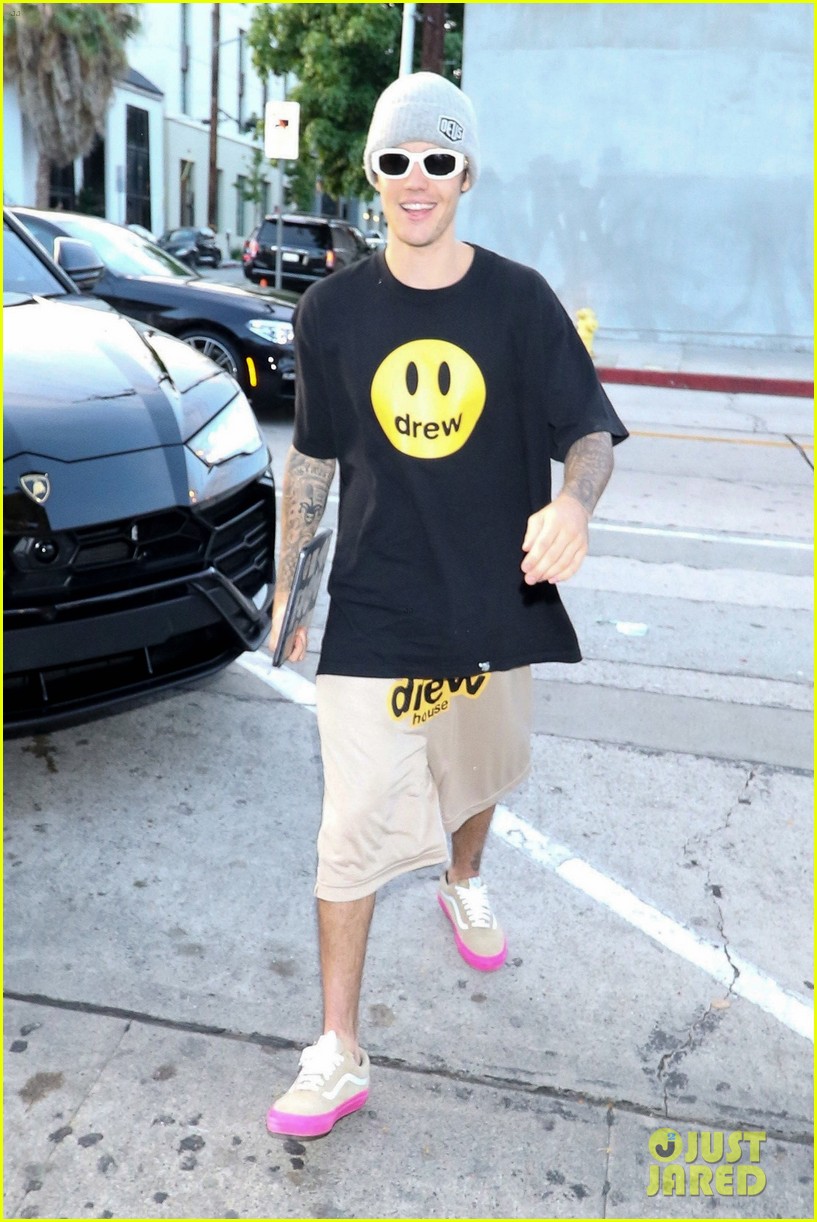 Justin Bieber Can't Stop Smiling at Craig's Restaurant in LA | Photo ...