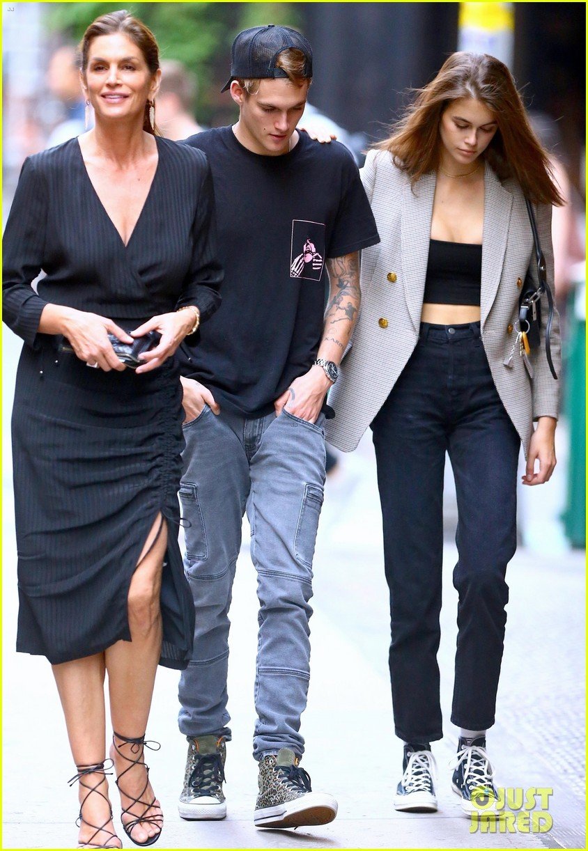 kaia gerber nyc outing with family 02