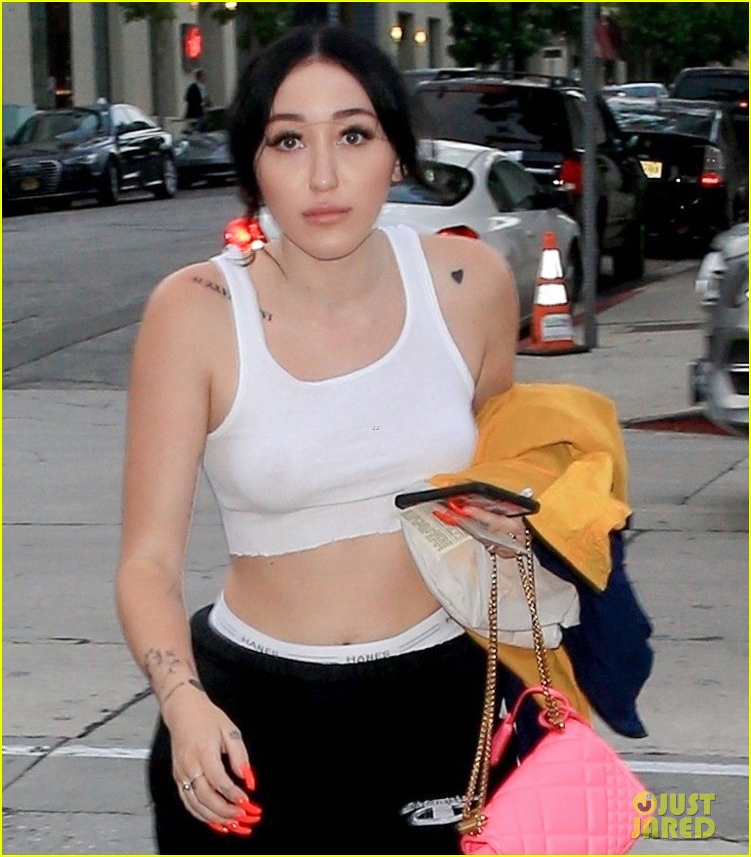 Noah cyrus braless