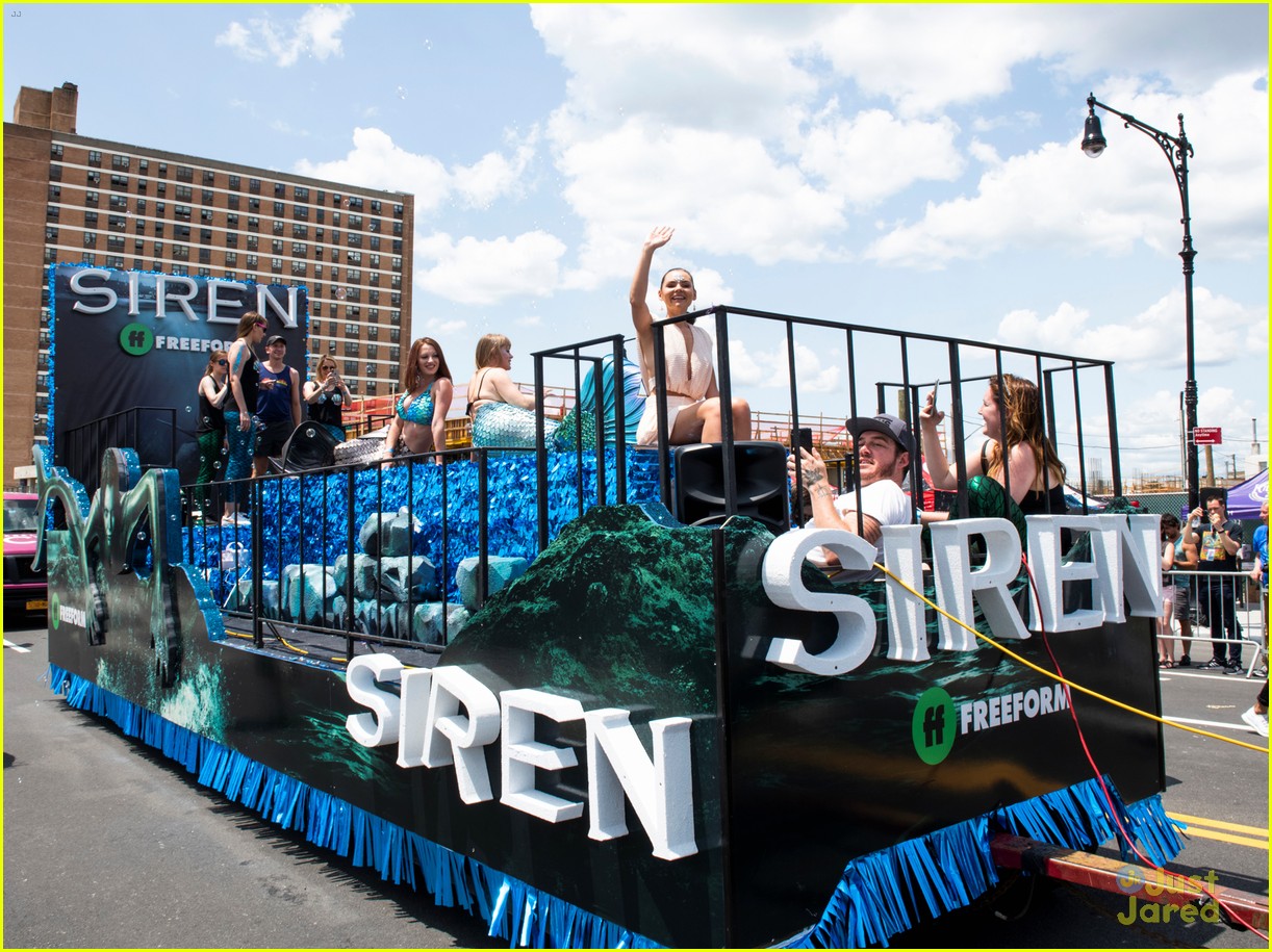 2022 Powell Christmas Parade Siren's Eline Powell Meets Young Fans at The Mermaid Parade Photo