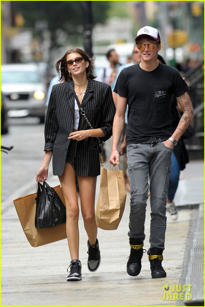 kaia gerber grocery run presley gerber nyc 04