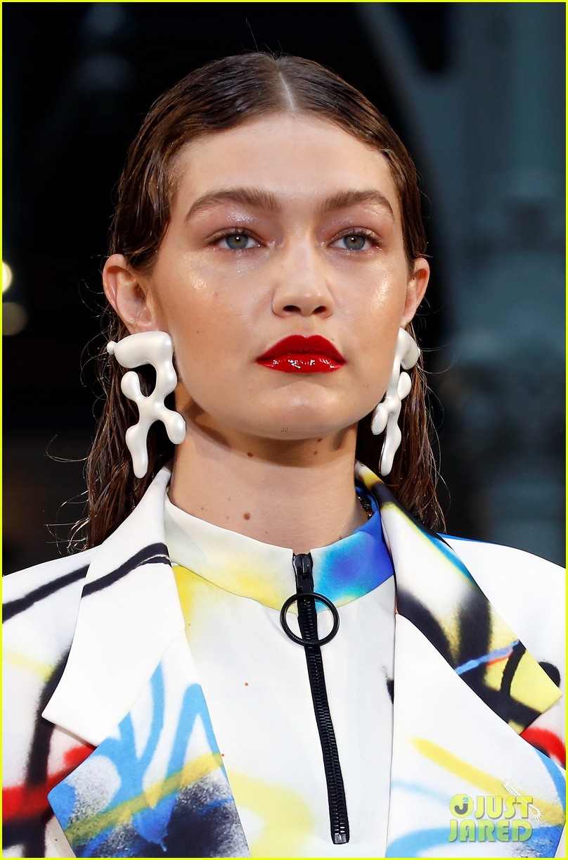 Full Sized Photo of gigi hadid flowers off white show paris 15 | Gigi