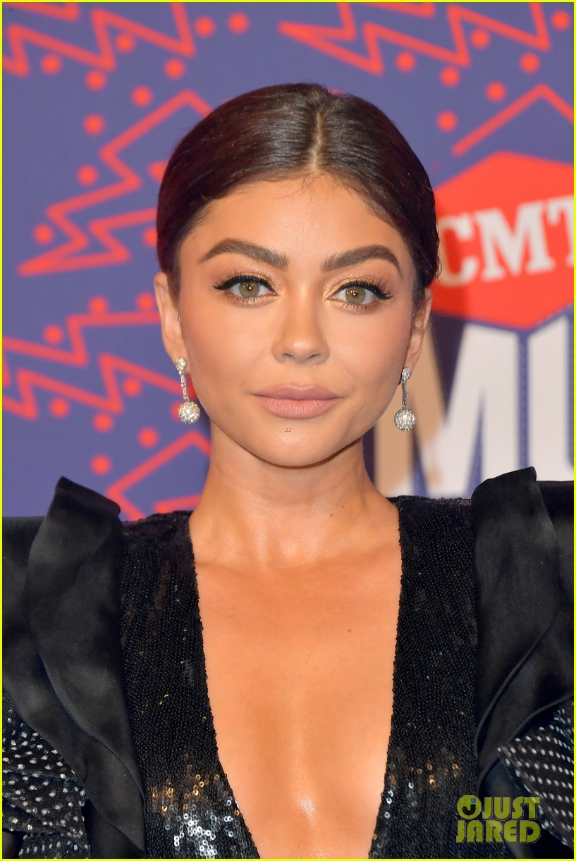 Sarah Hyland Gets Ready to Present at CMT Music Awards 2019 | Photo