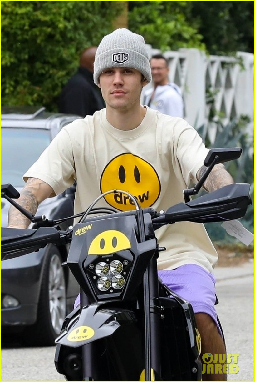 Full Sized Photo of justin bieber bike ride neighborhood la 01 | Justin ...