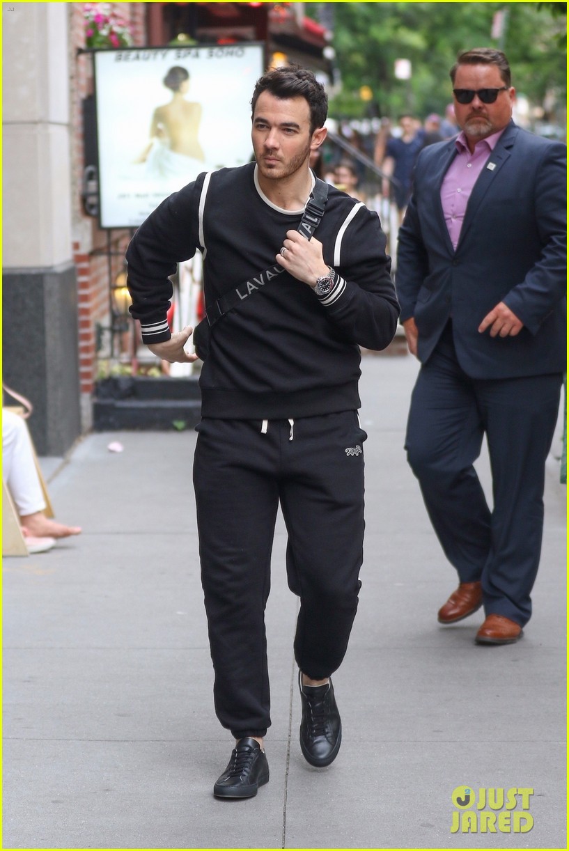 Nick, Joe, & Kevin Jonas Head to the Airport After Busy Day in NYC ...