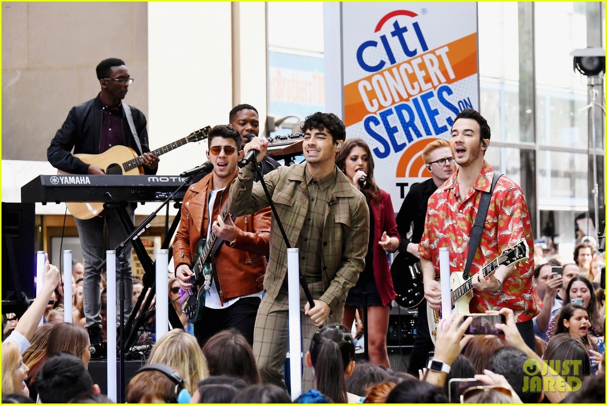 Full Sized Photo of jonas brothers today show concert pics 03 Nick