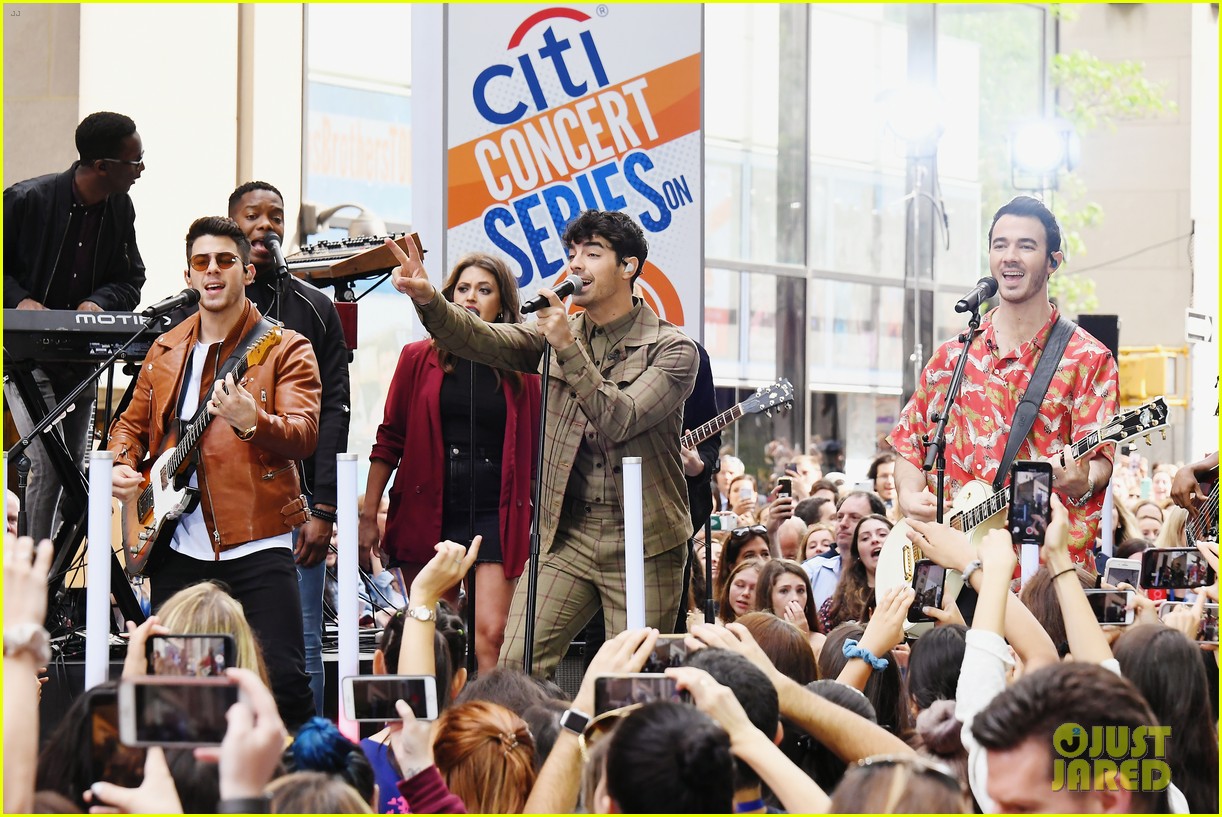 Full Sized Photo of jonas brothers today show concert pics 08 Nick