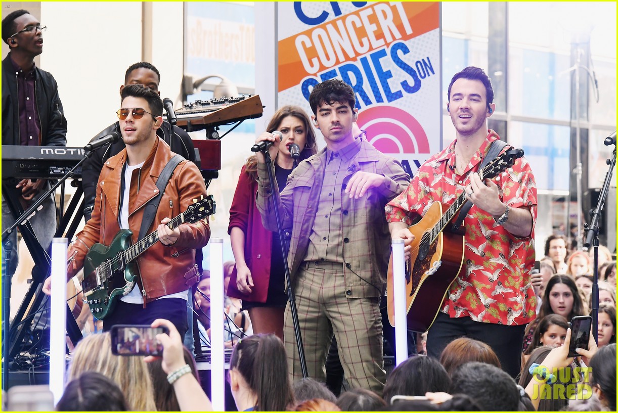 Full Sized Photo of jonas brothers today show concert pics 13 Nick