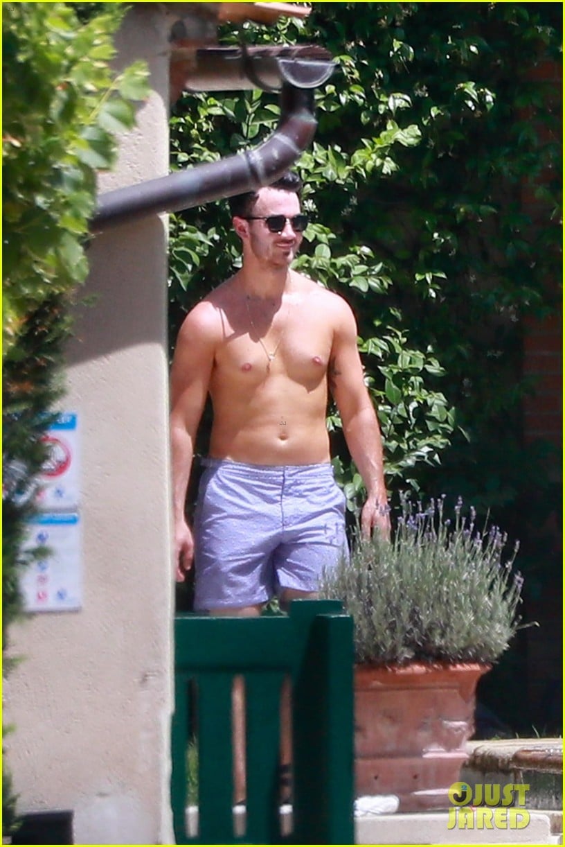 Kevin Jonas Goes Shirtless For The Pool in France | Photo 1245195 ...