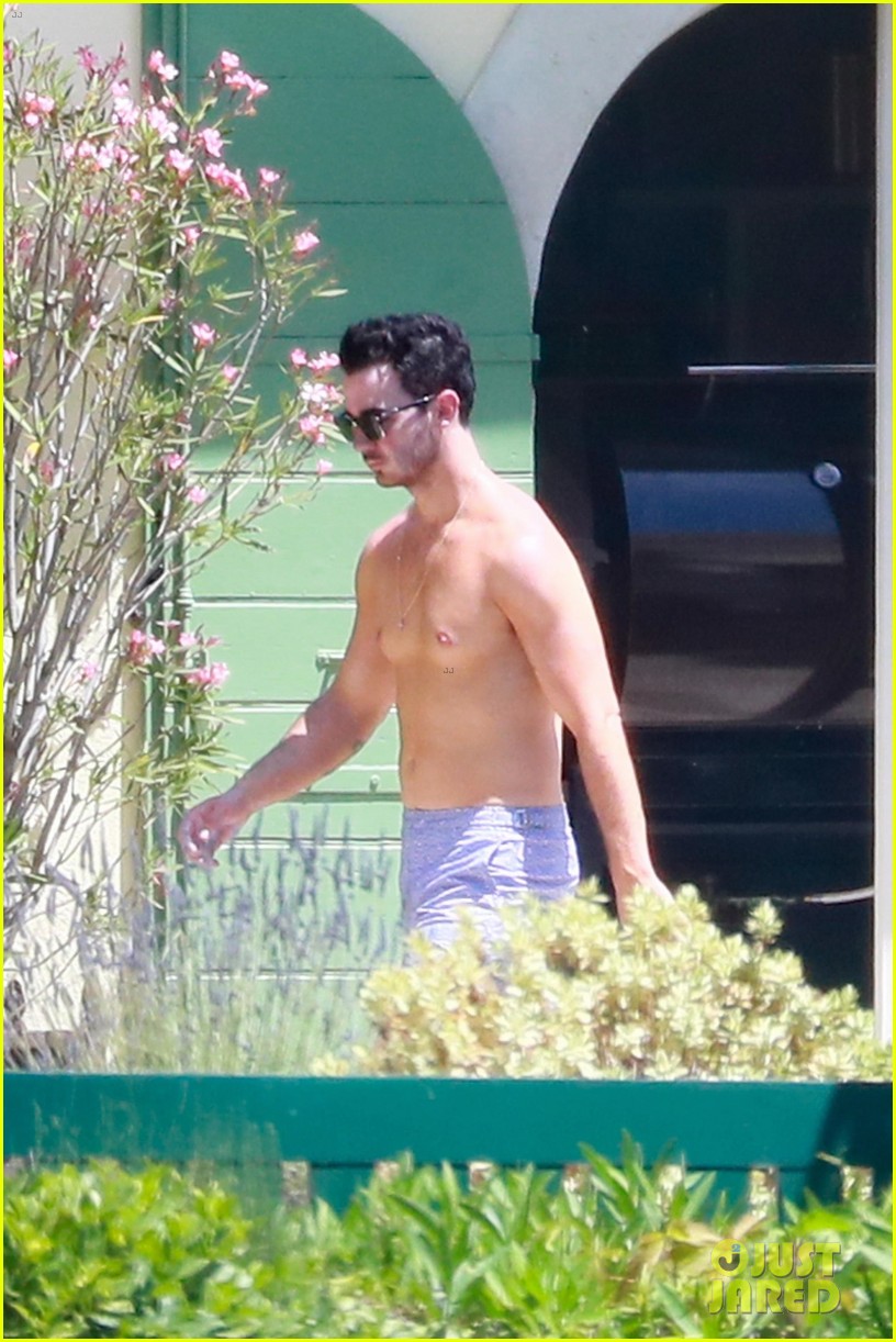 Kevin Jonas Goes Shirtless For The Pool In France Photo