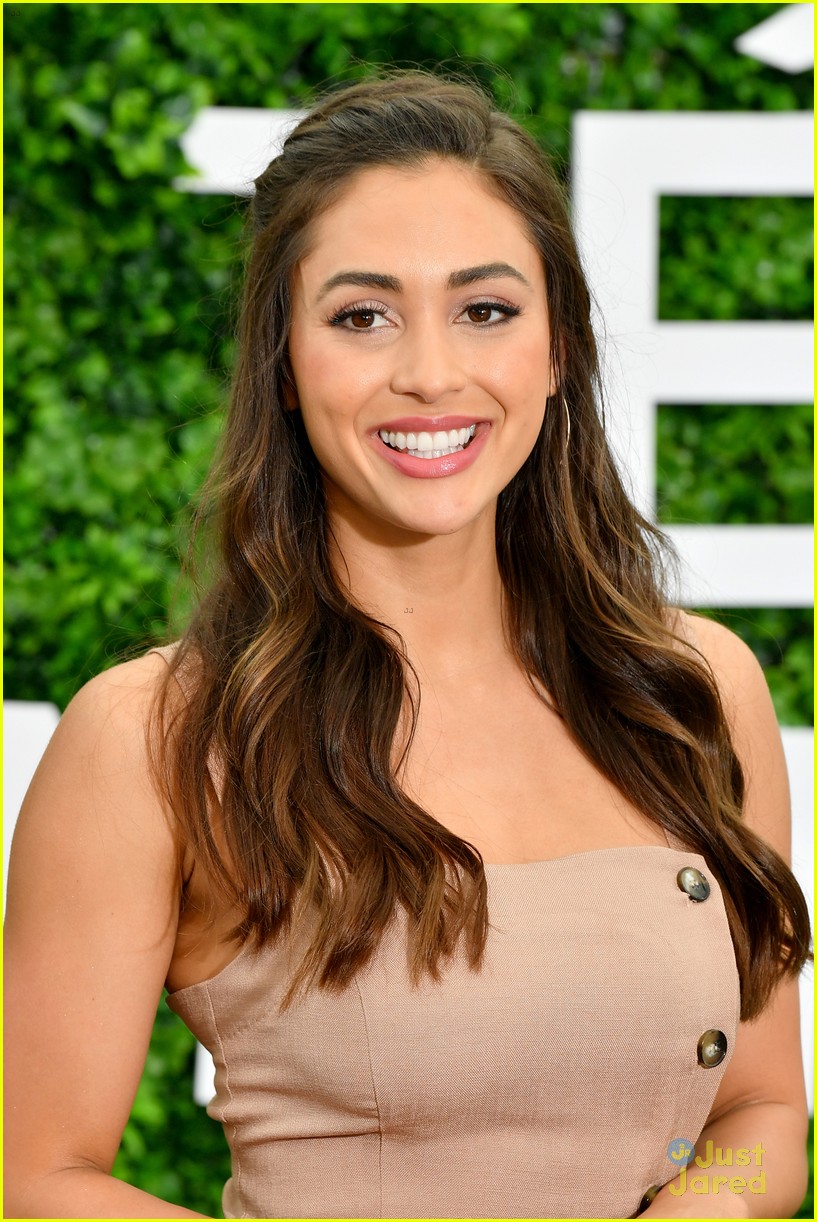 lindsey morgan kisses shaun sipos mctv parties 07