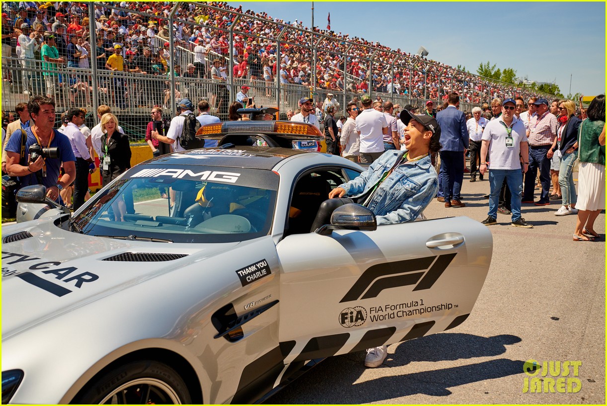 liza koshy becomes first woman to present pirello pole position award at formula 1 09