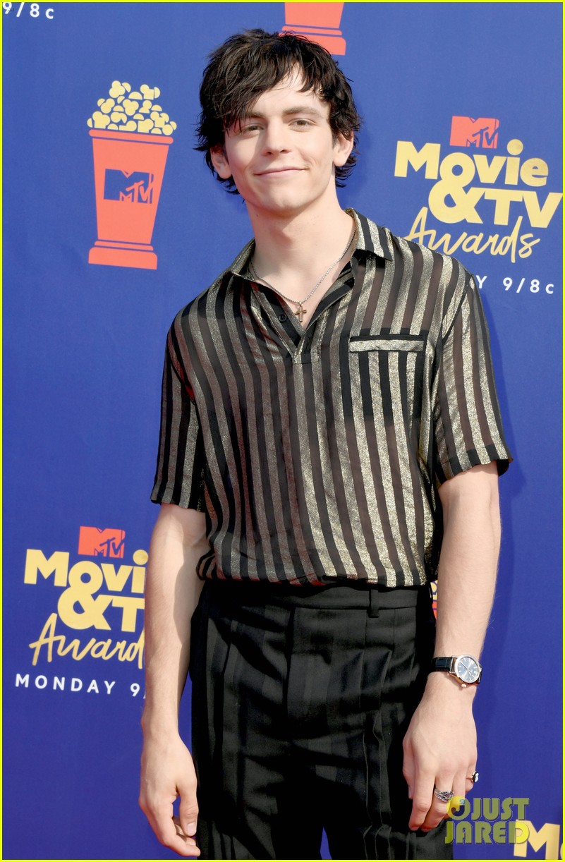 ross lynch and kiernan shipka bring chilling sabrina to mtv movie tv awards 2019 02