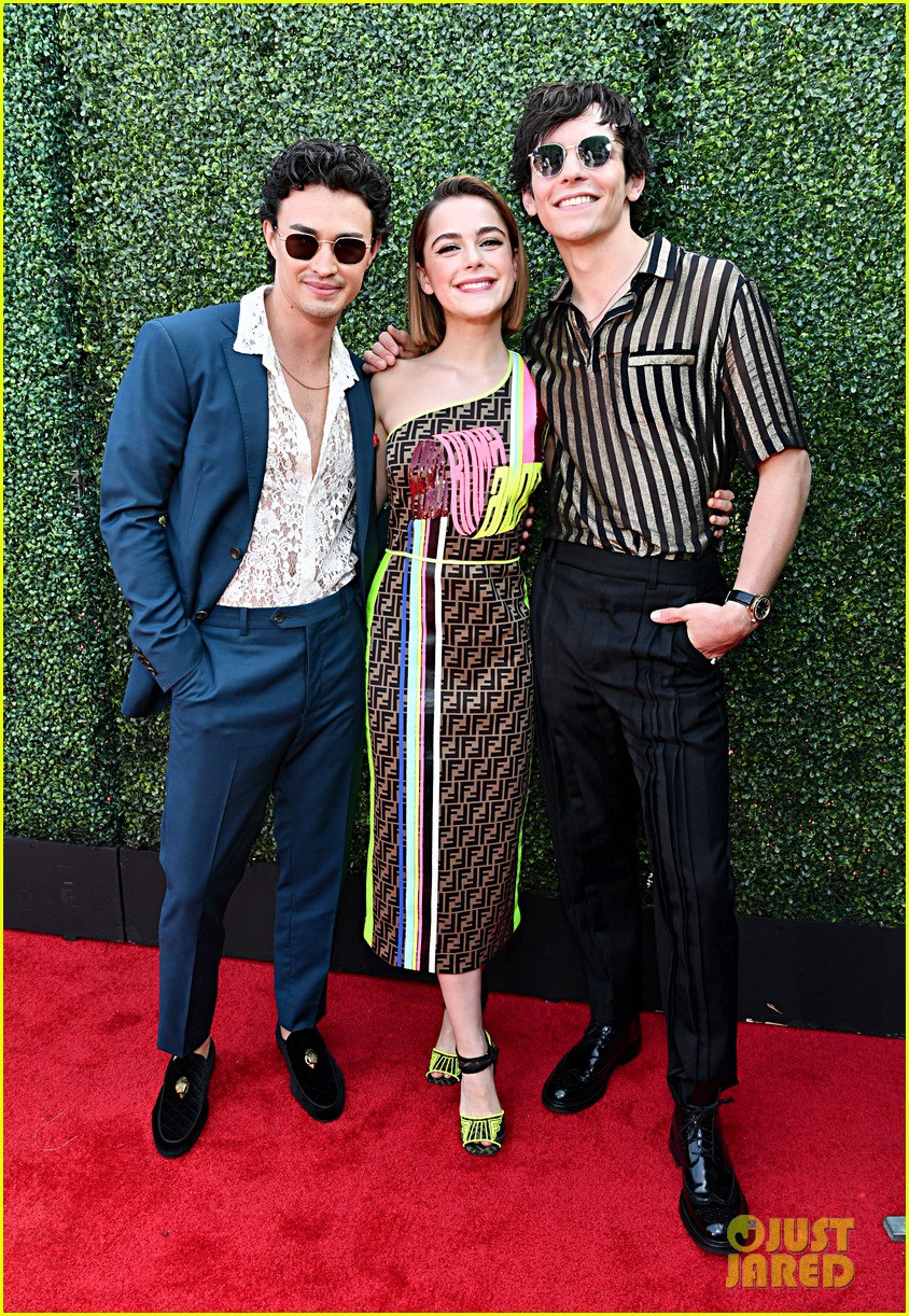ross lynch and kiernan shipka bring chilling sabrina to mtv movie tv awards 2019 03