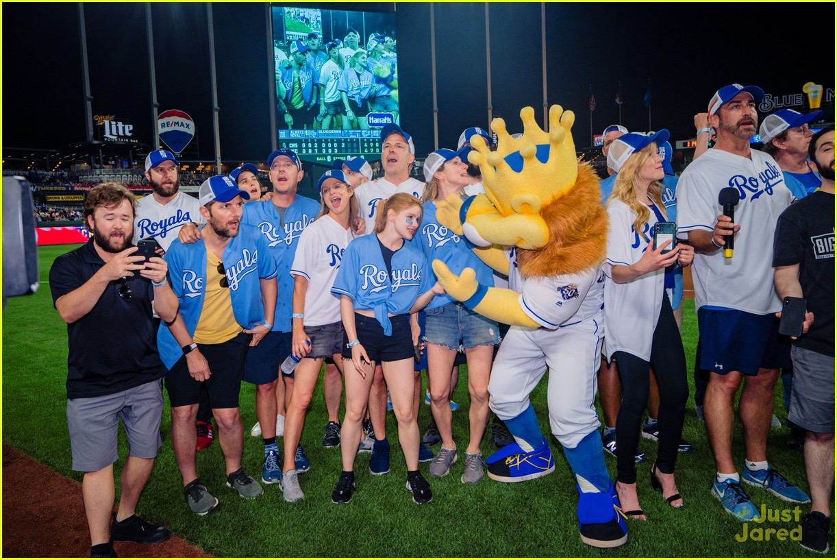 Ariel Winter Joins Selena Gomez For Big Slick Celebrity Softball Game –  Hollywood Life