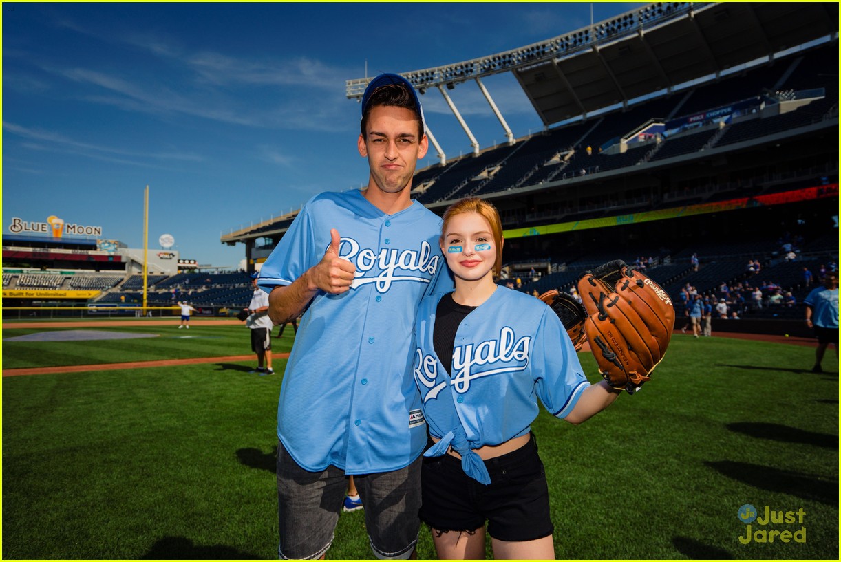 Ariel Winter Joins Selena Gomez For Big Slick Celebrity Softball Game –  Hollywood Life