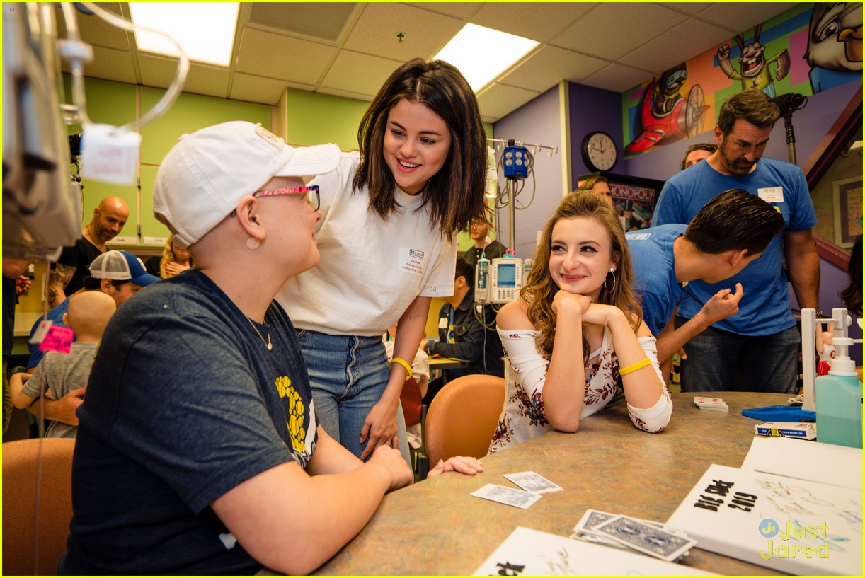 Ariel Winter Joins Selena Gomez For Big Slick Celebrity Softball Game –  Hollywood Life