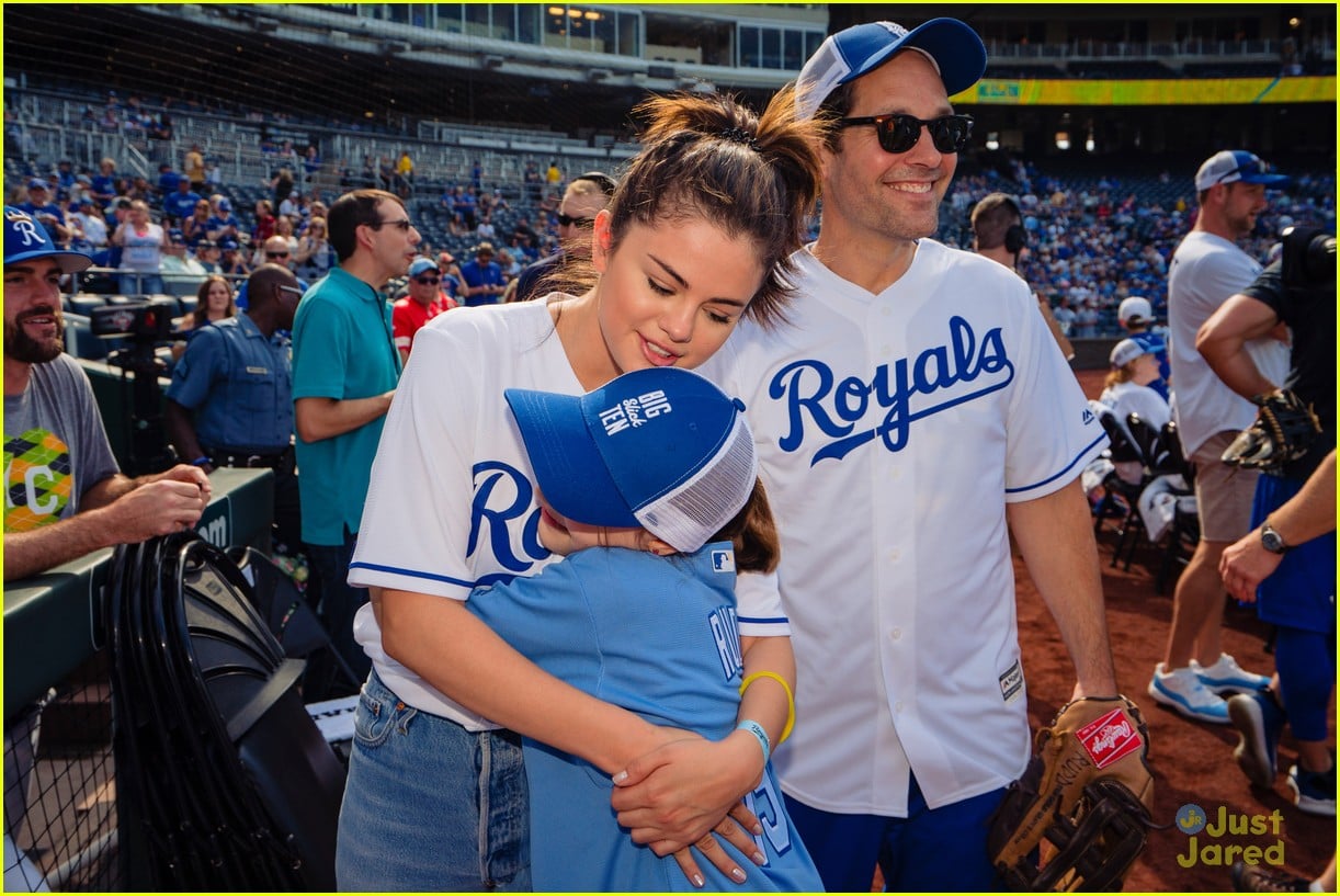 Ariel Winter Joins Selena Gomez For Big Slick Celebrity Softball Game –  Hollywood Life