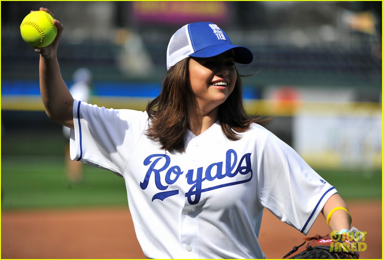 selena gomez reunites with fundamentals of caring costar paul rudd 02