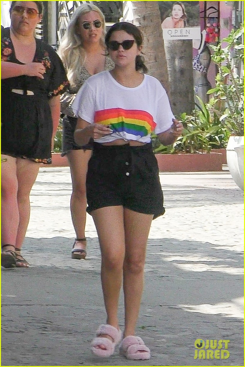 selena gomez speaks out about migrant children while in mexico 04
