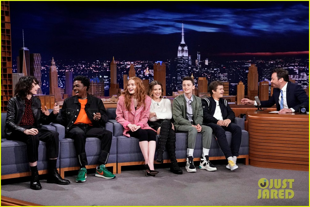 stranger things cast play search party with jimmy fallon 05