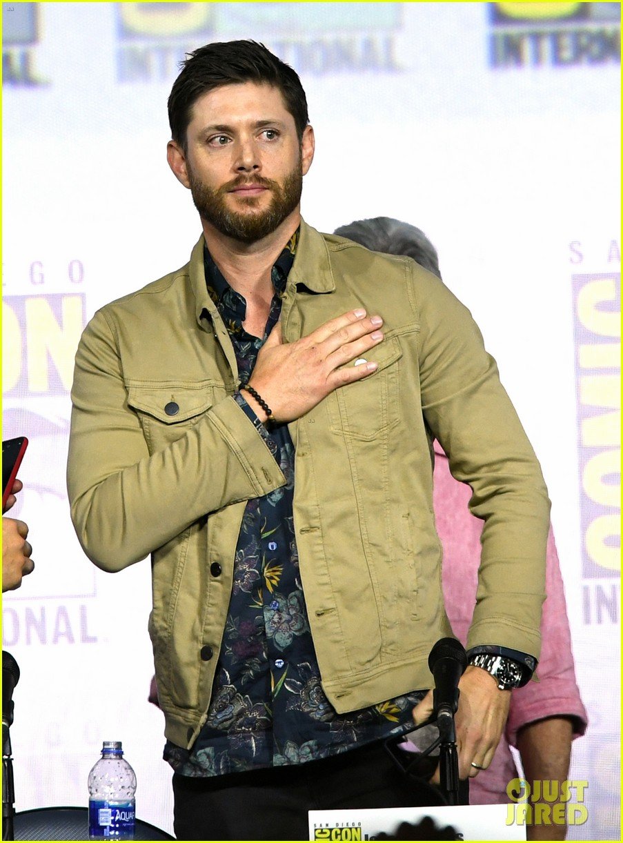 jensen ackles jared padalecki emotional supernatural comic con 01