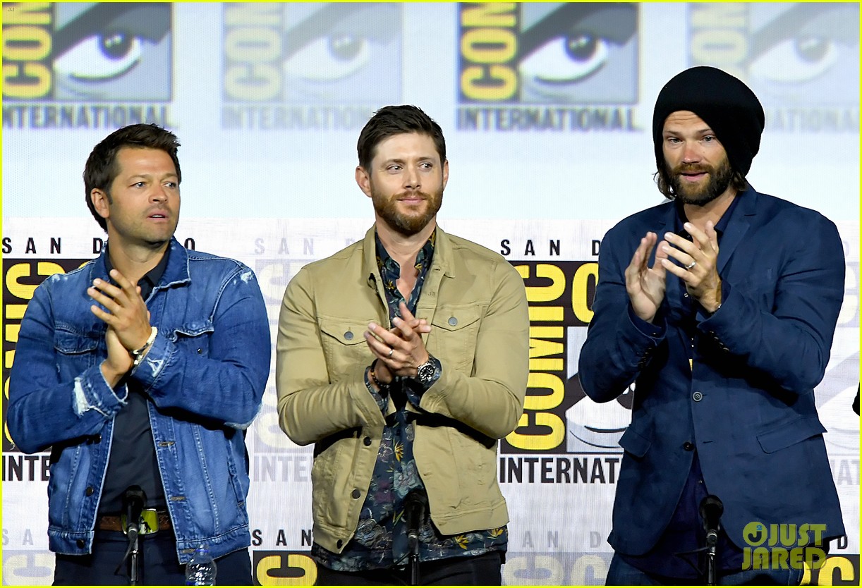 jensen ackles jared padalecki emotional supernatural comic con 02