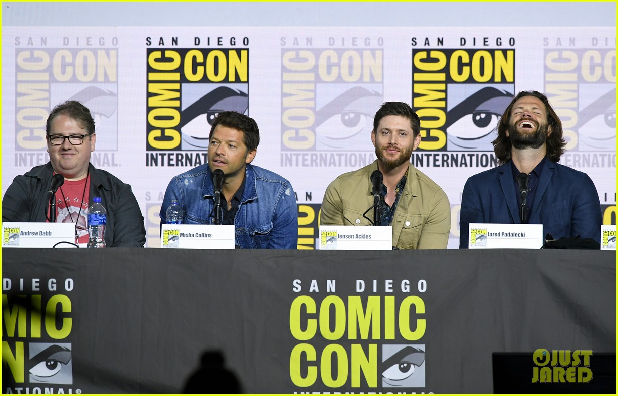 jensen ackles jared padalecki emotional supernatural comic con 15