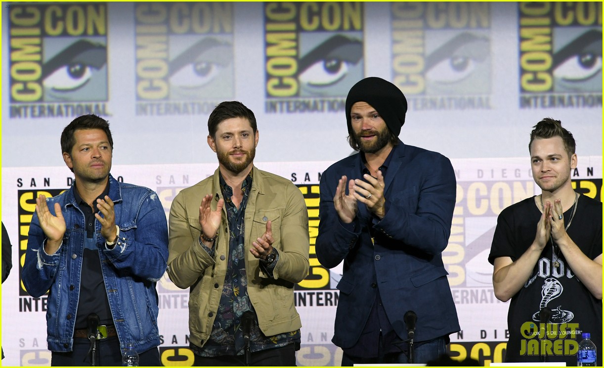 jensen ackles jared padalecki emotional supernatural comic con 17