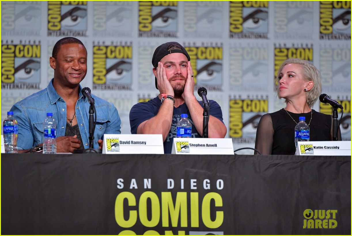 Full Sized Photo of stephen amell arrow comic con 21 | Stephen Amell