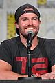 arrow cast dishes on cinematic final season at comic con 01