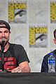 arrow cast dishes on cinematic final season at comic con 03