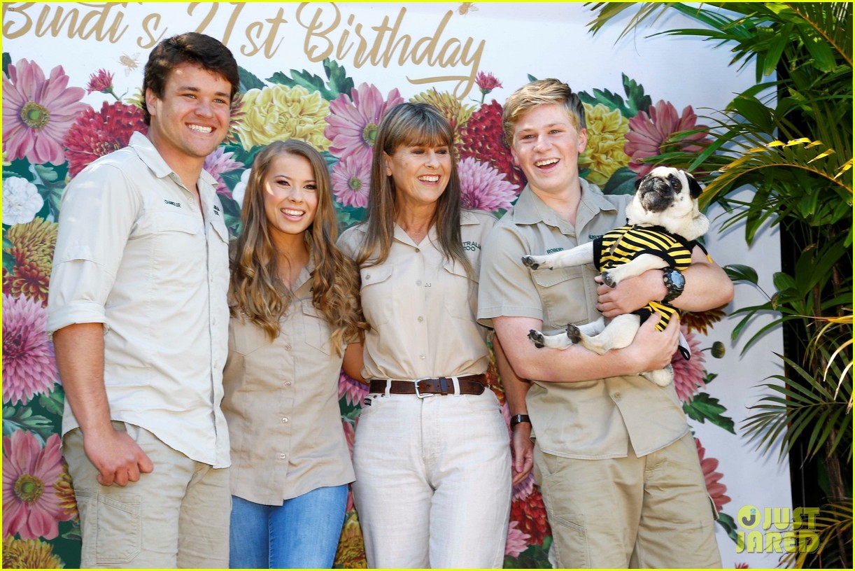 bindi irwin celebrates 21 birthday with boyfriend chandler powell australia zoo 03