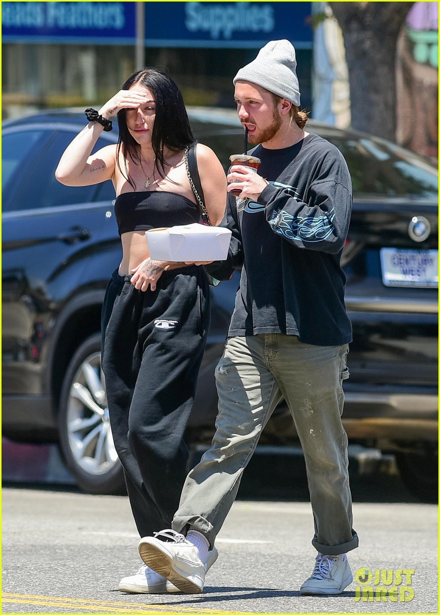 Noah Cyrus Rocks Black Tube Top for Lunch Date With a Friend | Photo ...