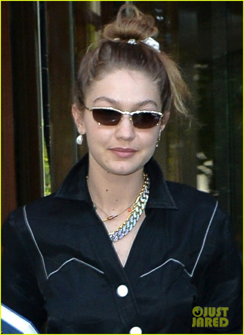 Gigi Hadid Stops For Fans While Out in Paris | Photo 1246103 - Photo ...