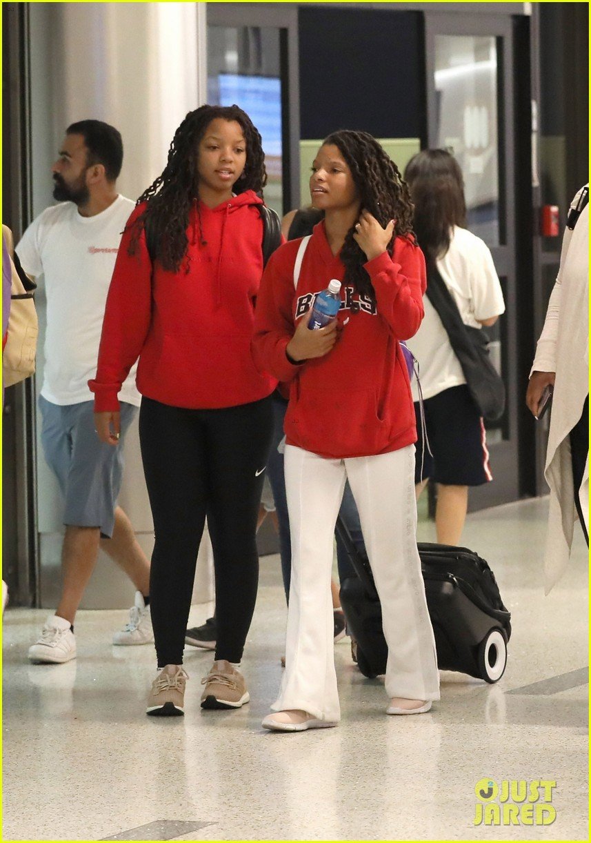 Halle Bailey Goes Casual For Airport Arrival With Family in LA | Photo