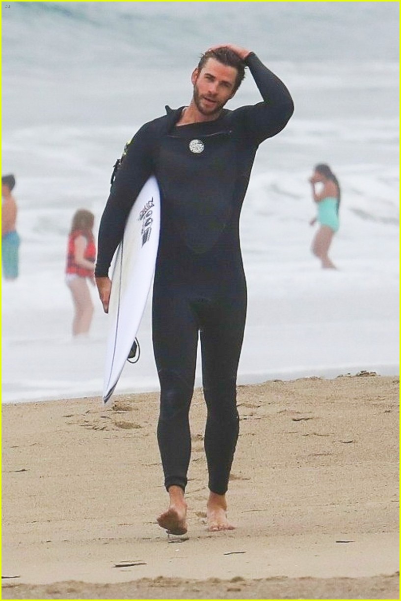 Full Sized Photo Of Liam Hemsworth Shirtless July Th Surf Session Liam Hemsworth Looks So