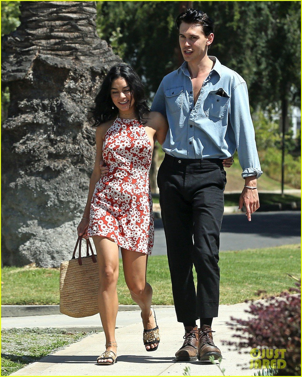 Vanessa Hudgens New Elvis Actor Austin Butler Spotted Out In La After Casting News Photo 1248048 Austin Butler Vanessa Hudgens Pictures Just Jared Jr