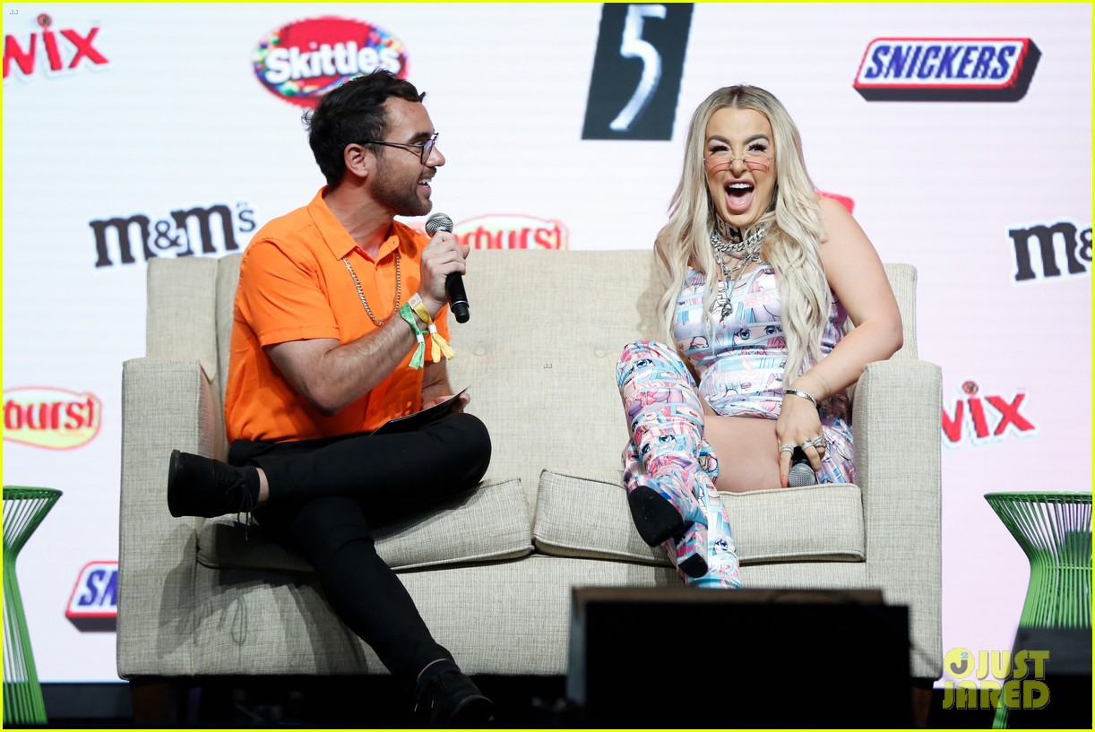 jake paul surprises tana mongeau at vidcon 2019 03