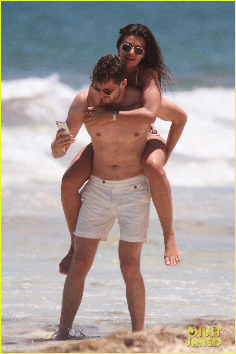 british youtuber jim chapman shows off shirtless body in mexico 03