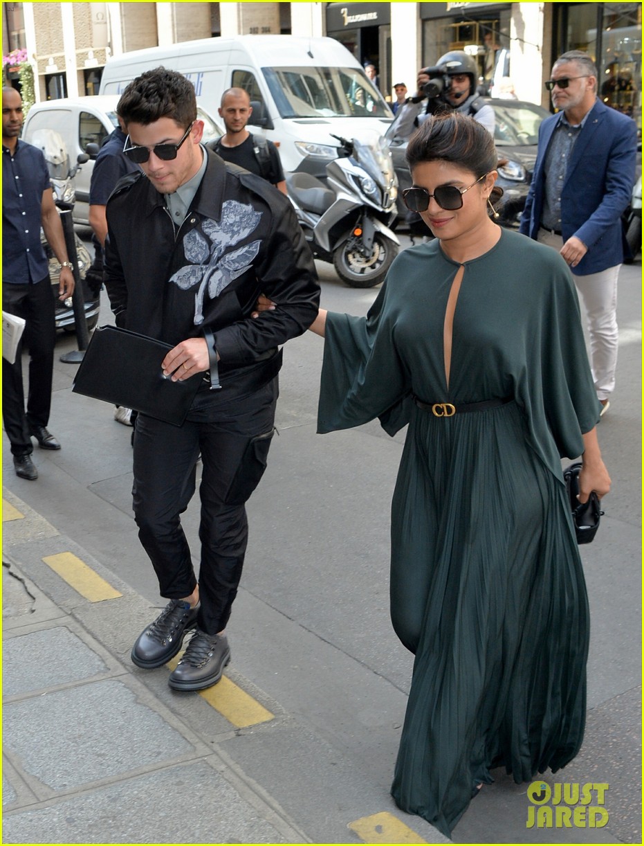 Full Sized Photo of nick jonas priyanka chopra dior paris fashion show