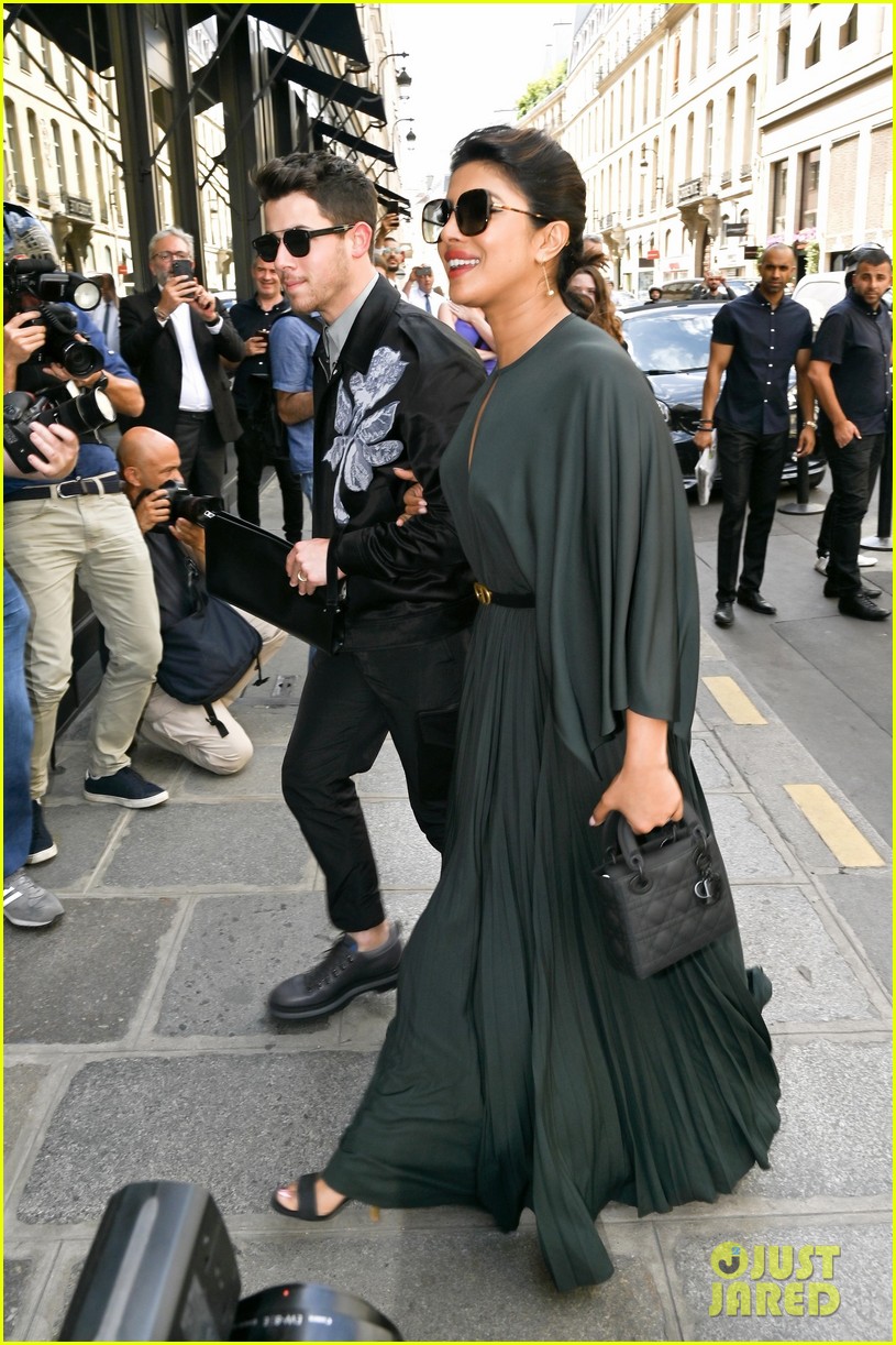 Full Sized Photo of nick jonas priyanka chopra dior paris fashion show